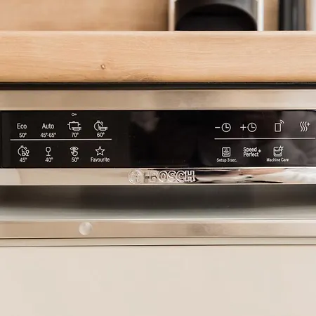 Shining Feather Budapešť