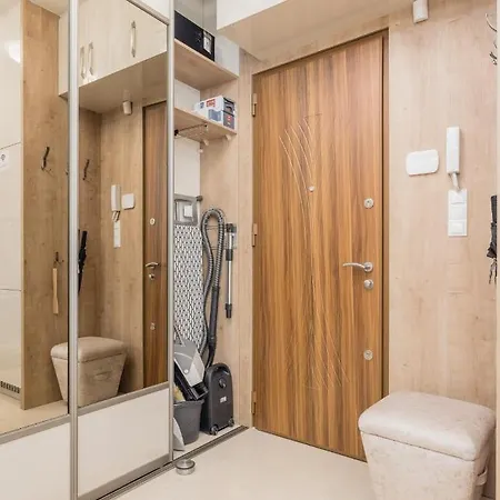 Shining Feather Budapešť