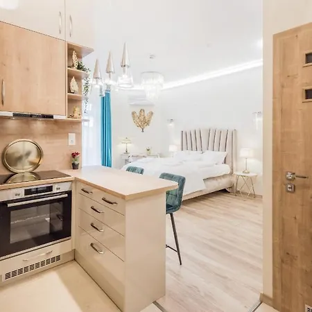 Shining Feather * Budapešť